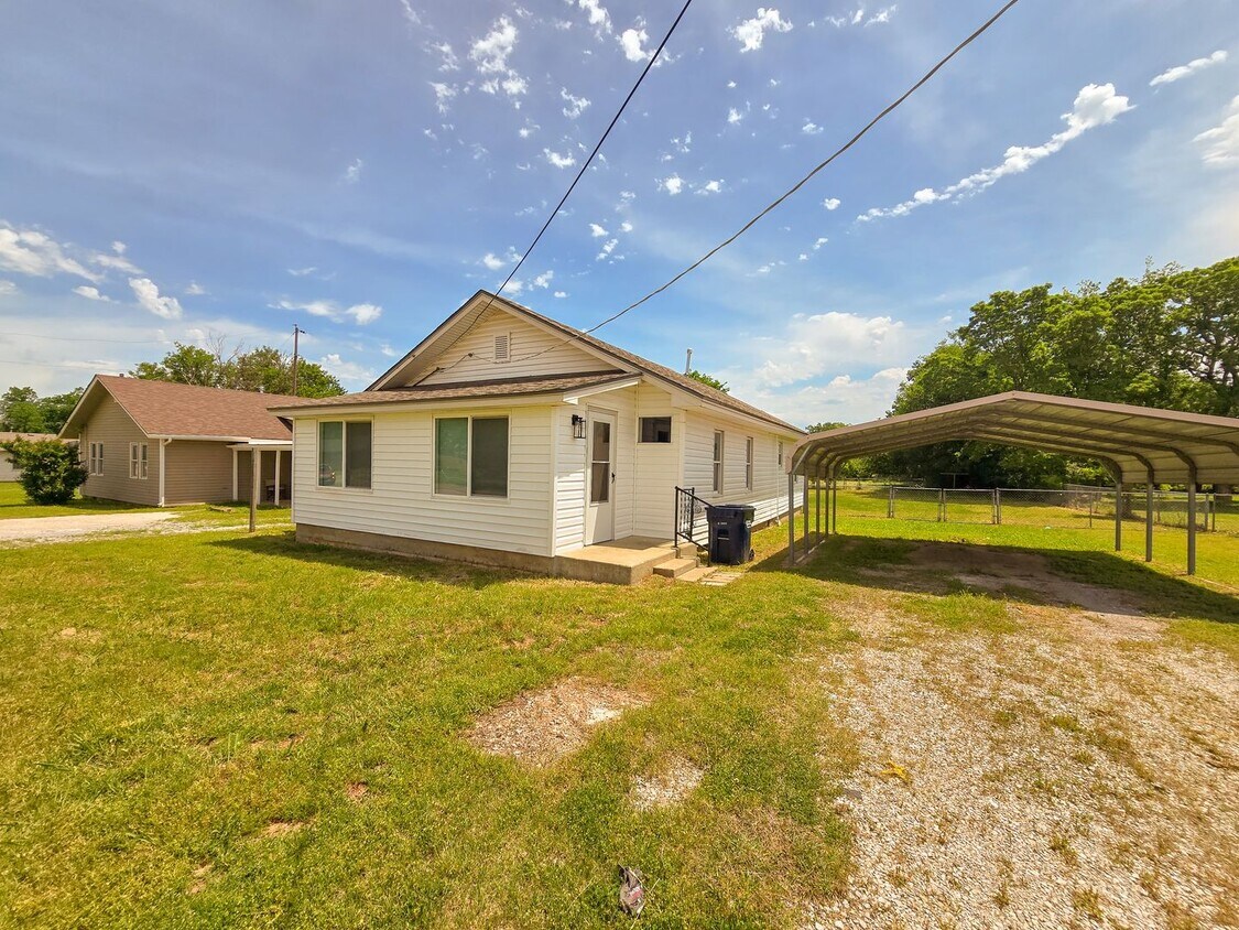 Foto principal - 3 Bedroom 1 Bath Home in Shawnee!
