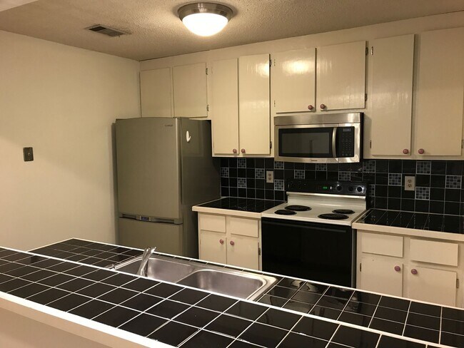 Building Photo - Three Bedroom Near Vet School!