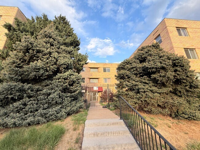 Foto del edificio - Turnkey Top-Floor Living in Gated Community Near City Park, Dining & Hospitals