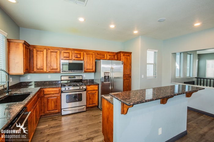 Foto principal - Stylish and Spacious 4Bdm 3.5 Ba Three-Sto...