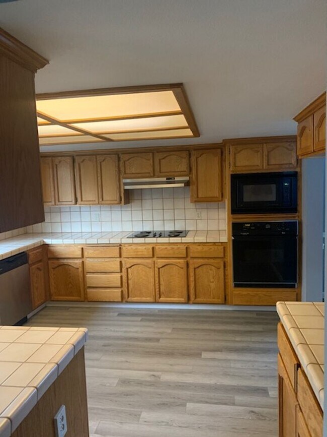 Foto del edificio - Beautiful 4 Bedroom 2 Bath Located in Nort...