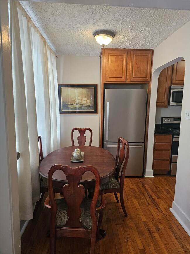 Foto del edificio - Uptown 1 Bedroom, 1 Bath, Swimming Pool, 1 block from St. Charles