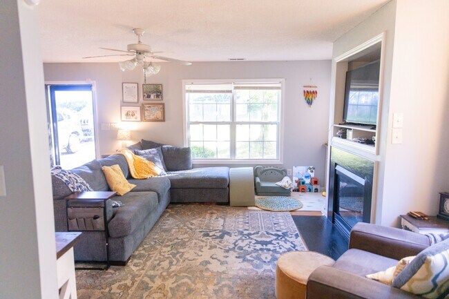 Photo - 815 Woodgreen Dr House