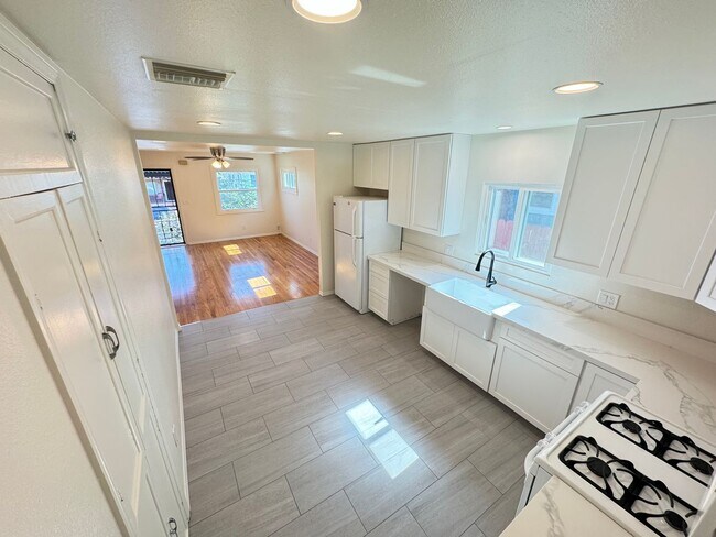 Building Photo - Remodeled OB House!!!