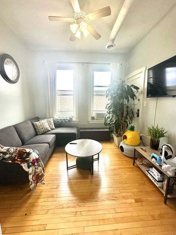 Primary Photo - 2303 South Oakley Avenue