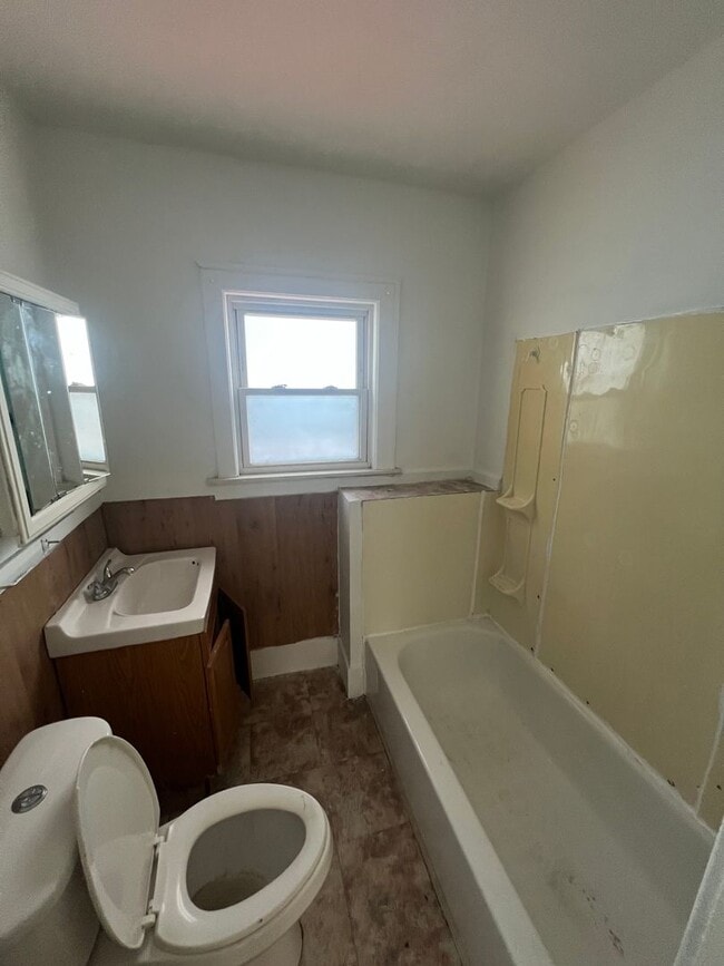 Building Photo - 3 Bedroom Single-Family Home – Freshly Upd...