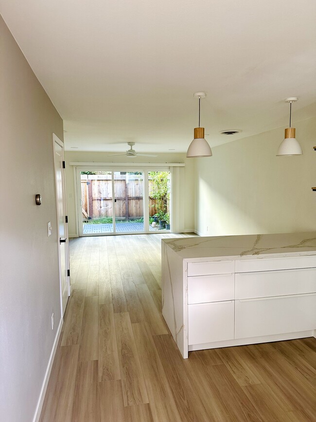 Building Photo - 1411 Creekside Dr