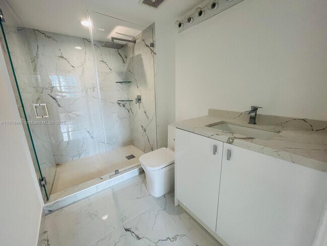 Building Photo - 1155 Brickell Bay Dr