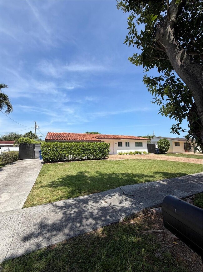 Building Photo - 4401 SW 102nd Pl
