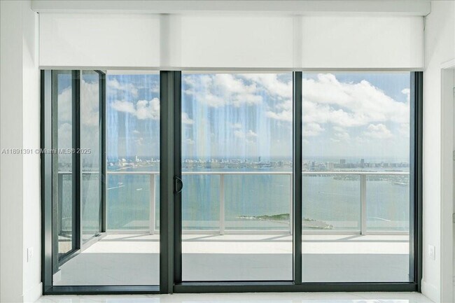 Foto del edificio - 700 NE 24th St