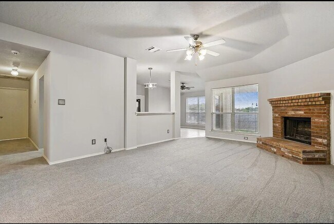 Building Photo - 616 Love Ln