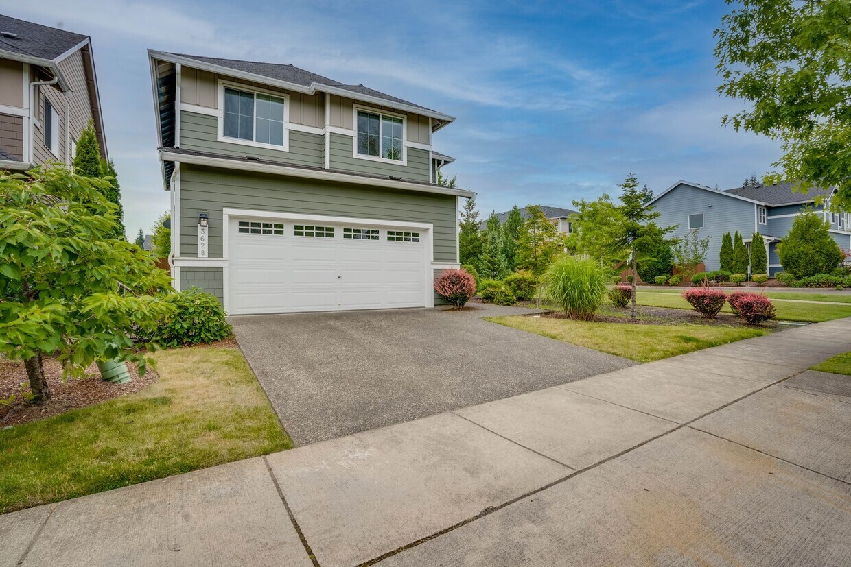 Foto principal - 3 Bed/ 2.5 Bath, Two-Story Home in North C...