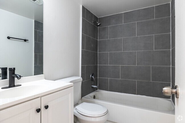 2 habitaciones, 1 baño - 750 pies cuadrados - Palm Court Apartments