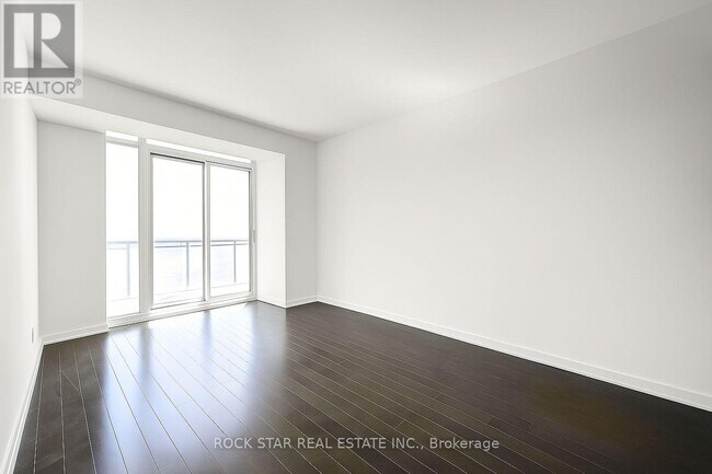 Photo du bâtiment - 4070-4070 Confederation Pkwy