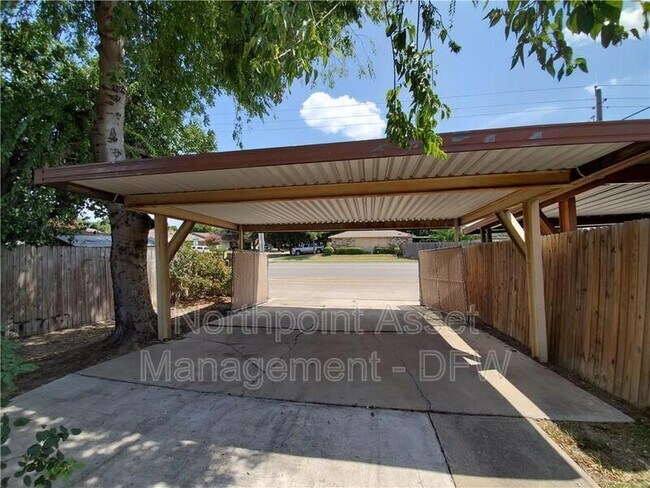 Foto del edificio - 3015 Oak Ridge Pl