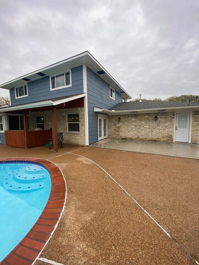 Primary Photo - Gorgeous 4 bedroom with pool