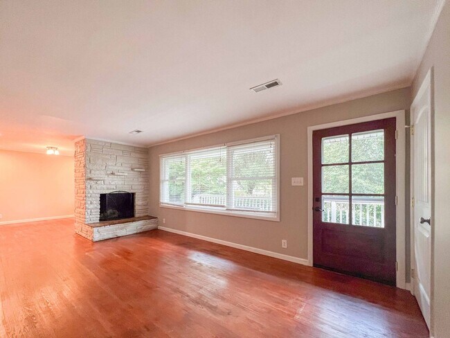Building Photo - 5/3 updated Mid-Century Modern with original hardwoods