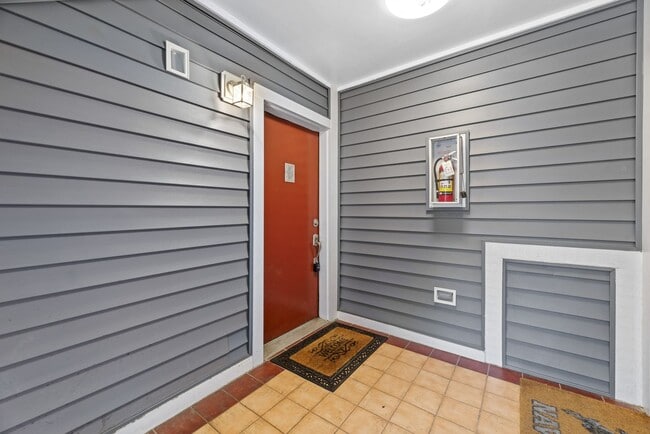 Building Photo - Ground level condo in Annapolis - Lake Heron