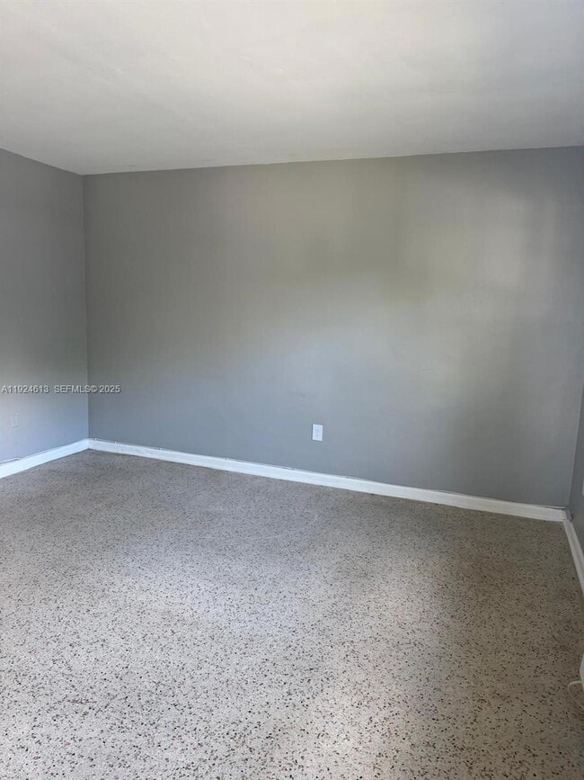 Foto del edificio - 1940 NE 167th St