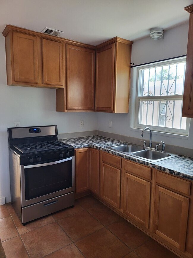 Building Photo - NOB HILL 2 Bedroom 1 Bath 828/sf