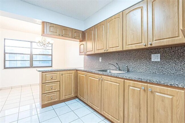 Foto del edificio - 1470 W 41st St