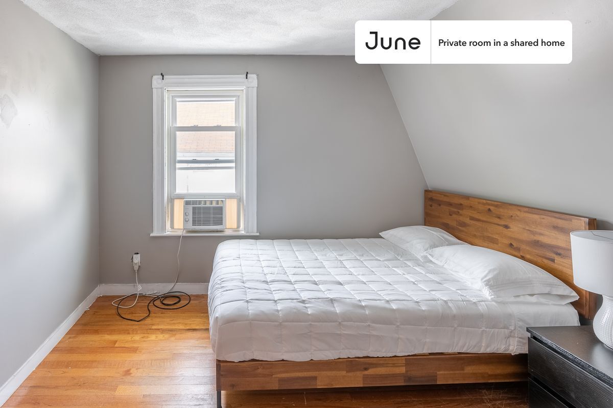 Private bedroom in 6 bed/1.5 bath Home - Private bedroom in 6 bed/1.5 bath Home