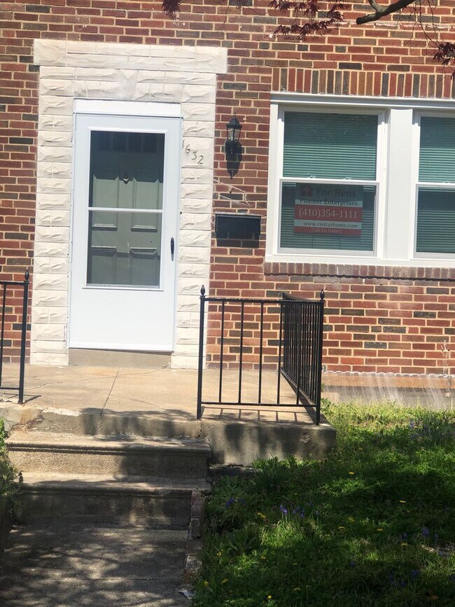 Building Photo - Beautiful Renovated 3BR/2BTH Brick Townhome