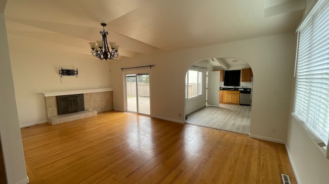 Building Photo - 31141 Meadowbrook Ave