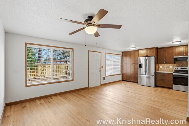 Foto del edificio - Modern 3 BD | 2.5 BA | 1,476 SF | 1-Car Garage | Solar Panels | Mountain View Community