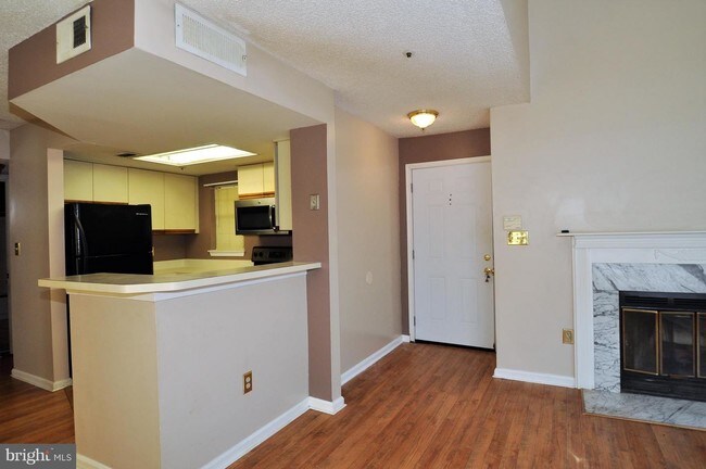 Building Photo - 905-NUMBER-905-NUM101 Westhaven Dr