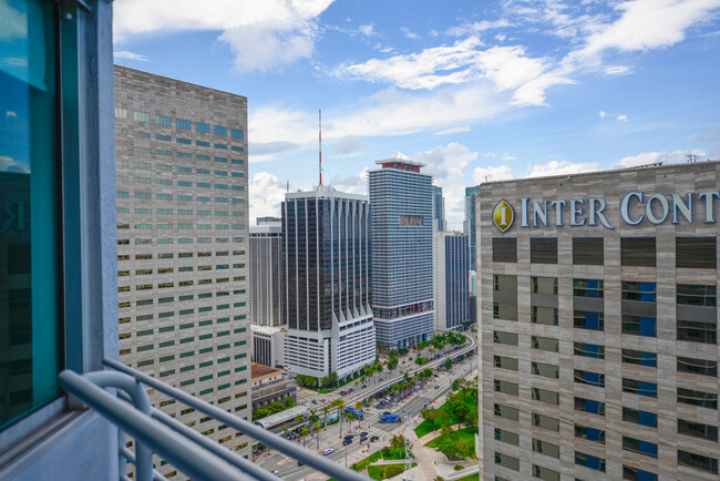 Foto del edificio - 335 S Biscayne Blvd