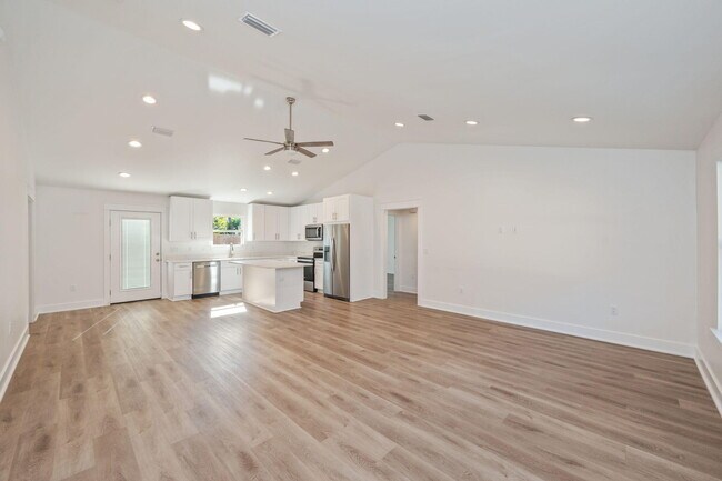 Building Photo - 68 Iris Ln