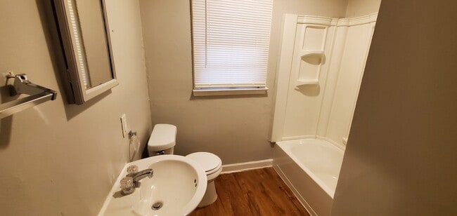 Building Photo - 3 bedroom 1 Bathroom House