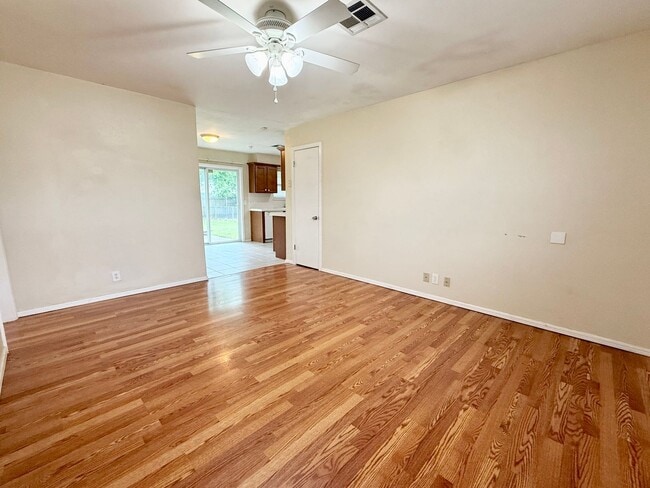 Foto del edificio - Cute Home w/Great Yard!