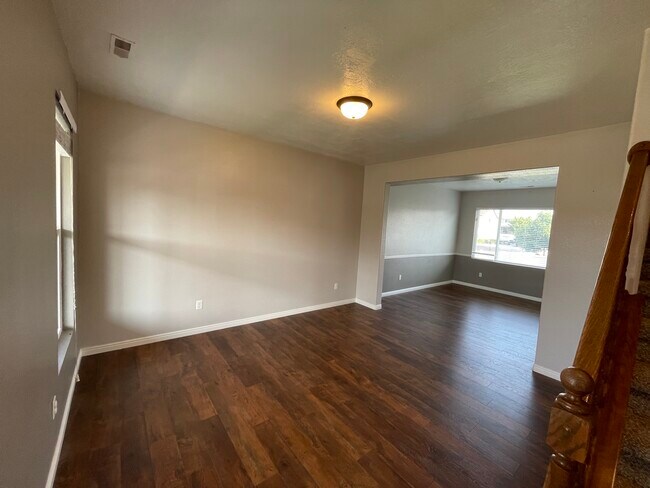 Building Photo - 435 W Regatta Ln