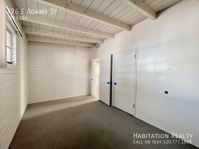 Building Photo - 726 E Adams St