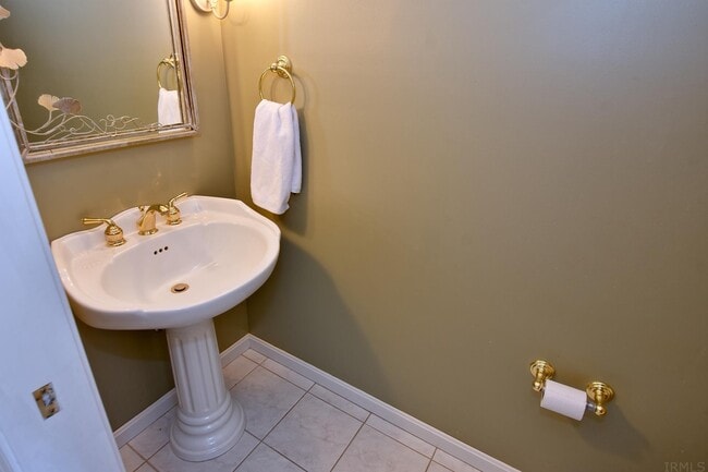 Building Photo - 1999 Willow Lake Dr