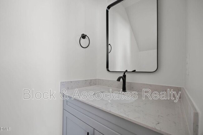 Foto del edificio - 2811 Wilcox Pl