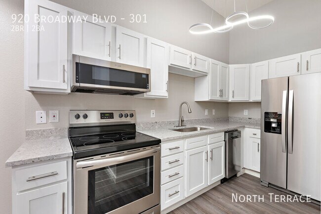 Foto del edificio - Stylish, Renovated 2BR Loft Apartment in D...