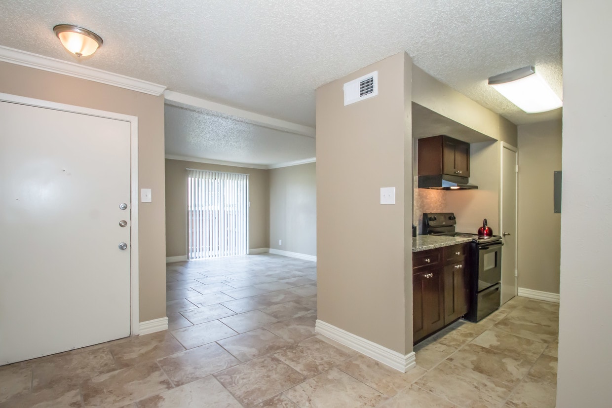 Primary Photo - 7715 N College Cir