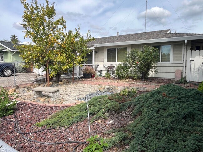 Foto del edificio - Spacious 3 bed 1 bath plus bonus room! Pet friendly with nice size back yard