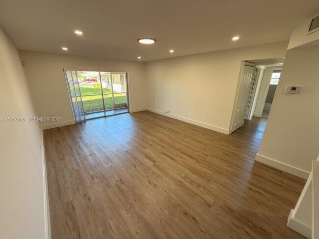 Building Photo - 9937 Three Lakes Cir