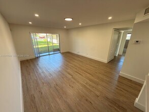 Building Photo - 9937 Three Lakes Cir