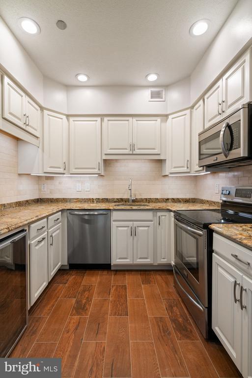 Building Photo - 1805 Crystal Dr