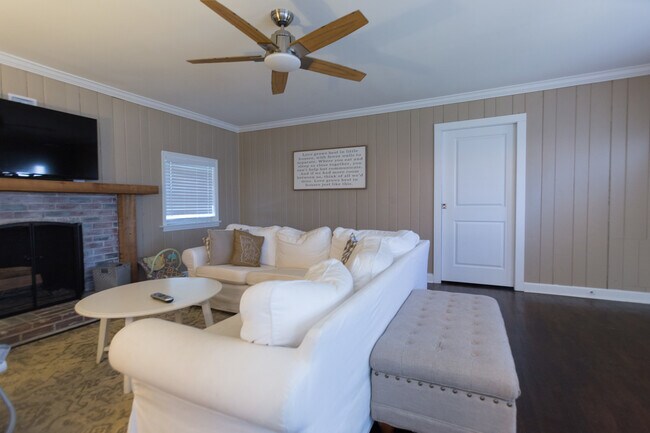 Building Photo - 3 Br home minutes away from campus!