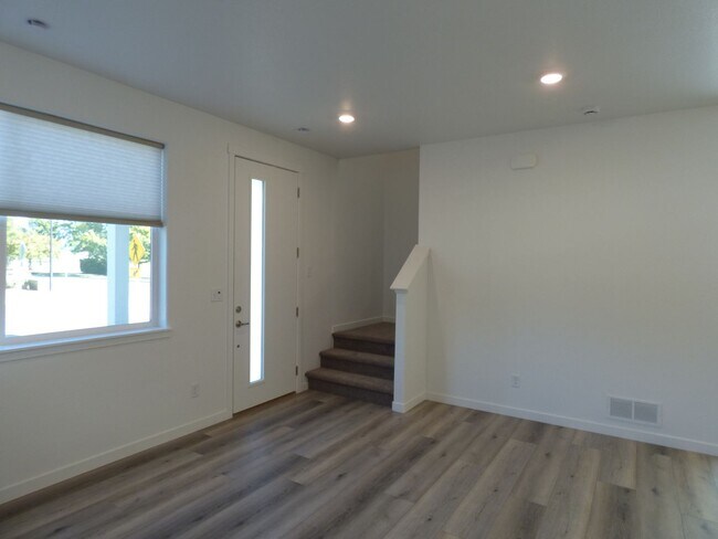 Foto del edificio - Maintenance Free, Brand New Construction
