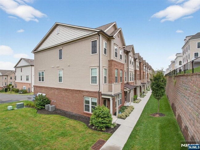 Building Photo - 69 Arnold Dr