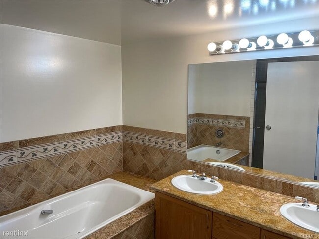 Building Photo - 525 E Seaside Way