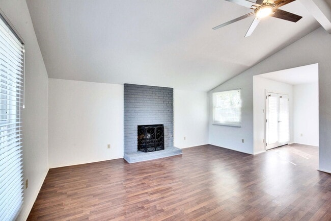 Building Photo - 8002 Croftwood Dr