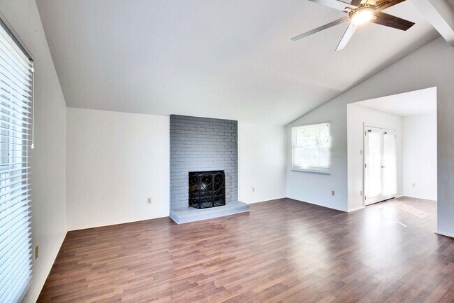 Foto del edificio - 8002 Croftwood Dr